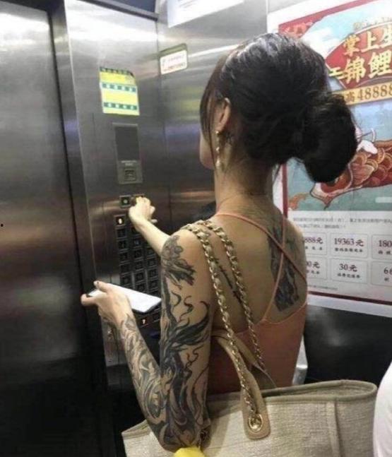 纹身网红女孩吃瓜视频播放