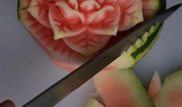 网红吃叉家瓜,趣味横生引发网友热议